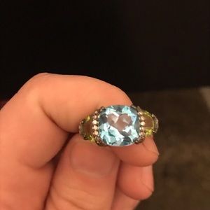 Selling because it doesn’t fit anymore.